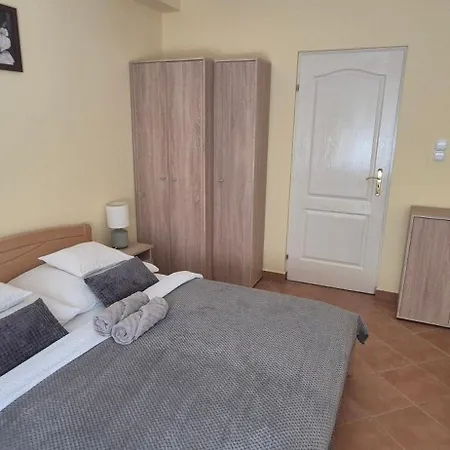 Bazsarózsa Apartman Csopak