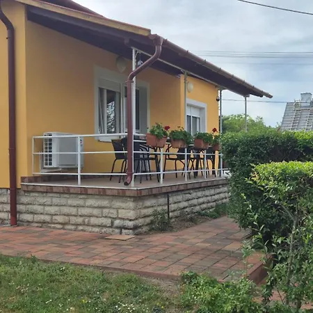 Bazsarózsa Apartman Csopak